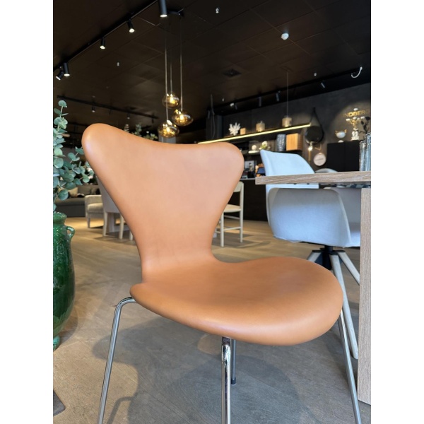 Serie 7 stol - Fullpolstret, Grace Walnut, kat. 5